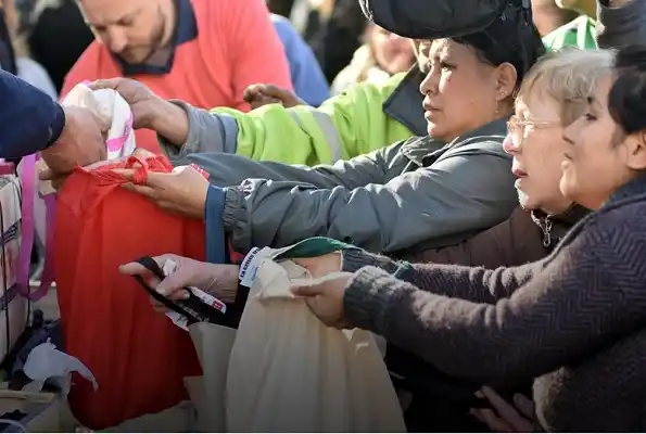 A modo de protesta, regalan 10 toneladas de fruta en Plaza de Mayo