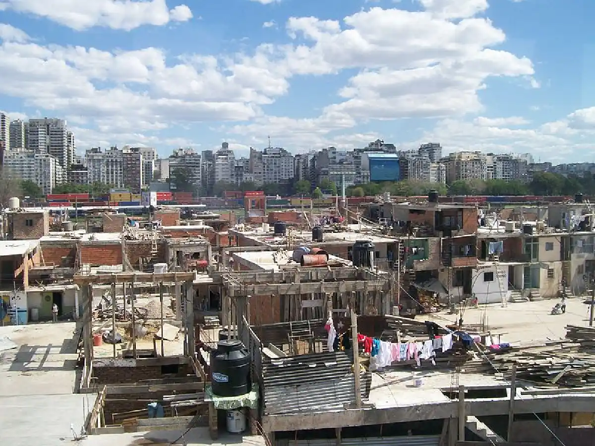 Hallan restos humanos descuartizados en una casa de la villa 31 de Retiro