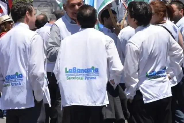 Bancarios inician dos días de protesta ante la amenaza de cierre de sucursales en Santander y BBVA