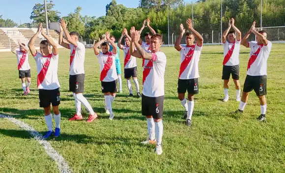 Colegiales goleó a Central Larroque por 4 a 2 y pasó a cuartos de final