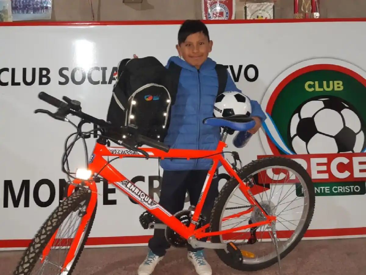 Recorre diariamente 20 kms. para entrenar y la Agencia Córdoba Deportes le regaló una bici