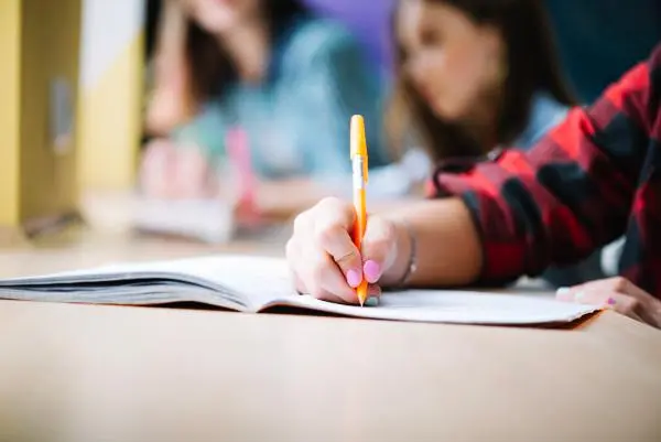 Apoyo escolar en la Biblioteca Cacuri