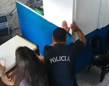 De acuerdo al relato de la víctima, el agente no solo le negó la posibilidad de radicar la denuncia al considerar que no existía delito.