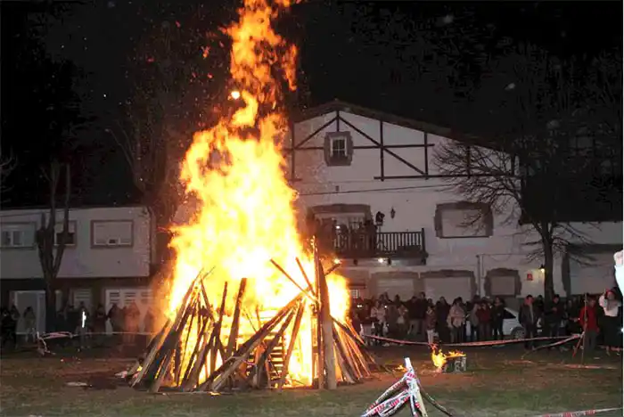 Fuego para despojarse de los males, en una noche de llovizna