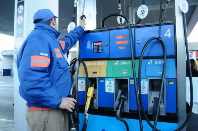 El Gobierno posterga el incremento de un impuesto para frenar el aumento de combustibles