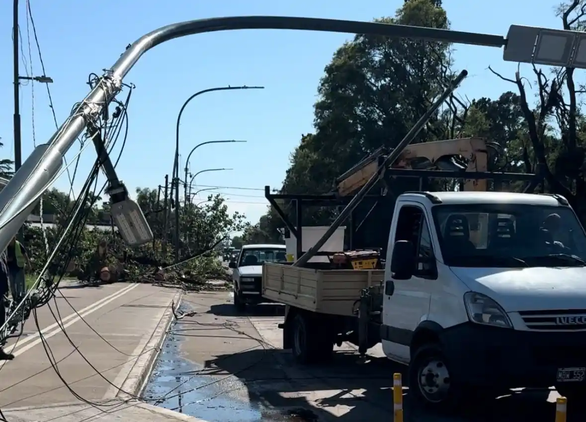 Hay 1.600 personas trabajando para reparar los destrozos que dejó el temporal en San Nicolás. (El Norte)