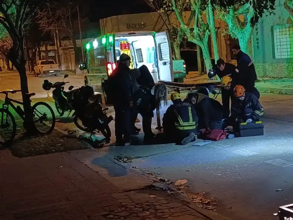 Los servidores públicos trabajando en el lugar del accidente.