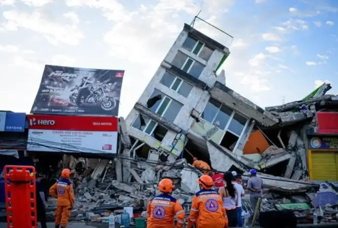 Rescatistas participando en las labores de búsqueda y rescate tras un sismo.