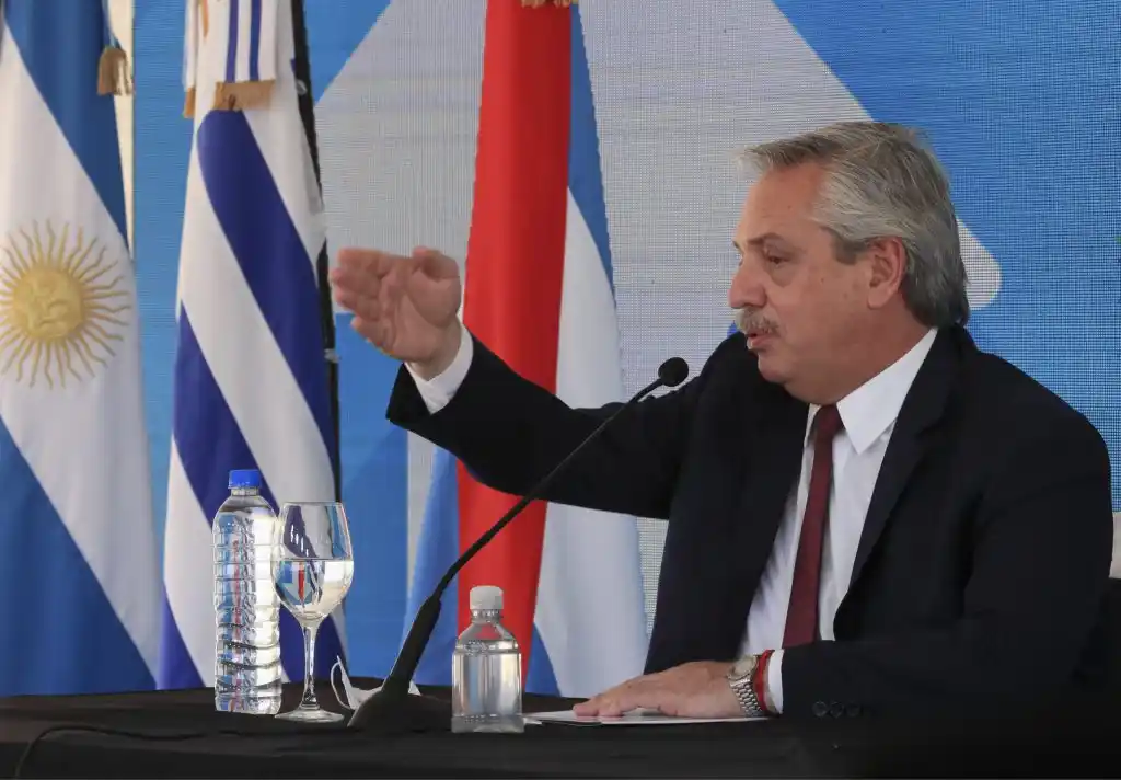 El Gobierno no prevé cierre de fronteras ni corte de vuelos pero permanece atento