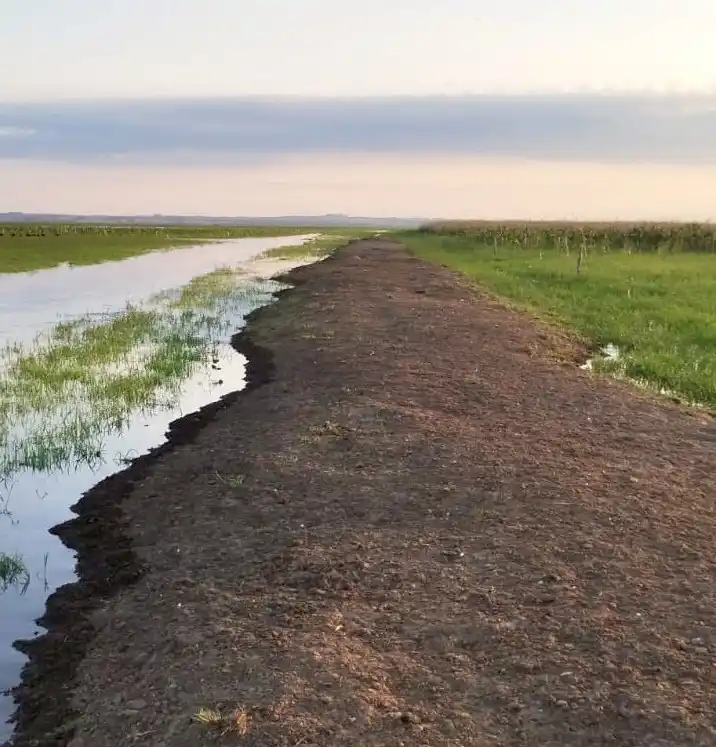 Denuncia por la construcción de terraplenes que afectan la actividad de pescadores