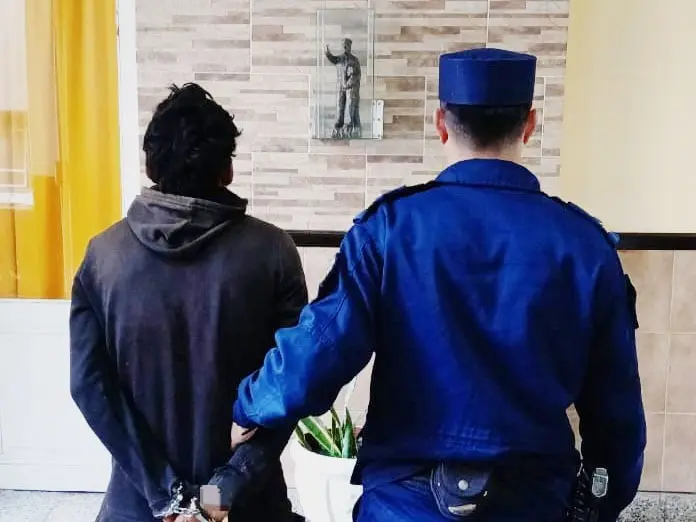 Detenido por violar el arresto domiciliario