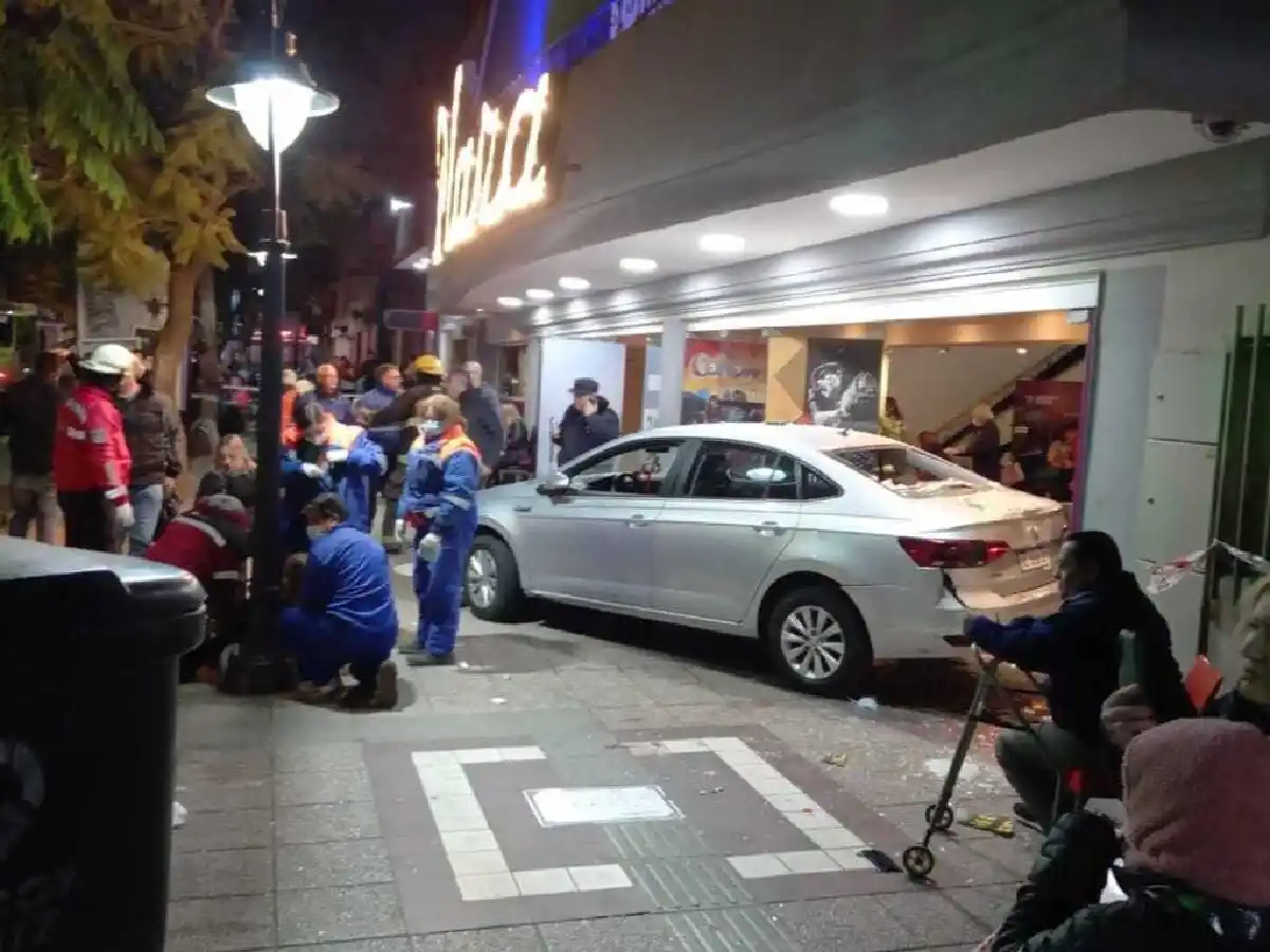 Mendoza: un auto se incrustó en un teatro al final de la función e hirió a 23 espectadores