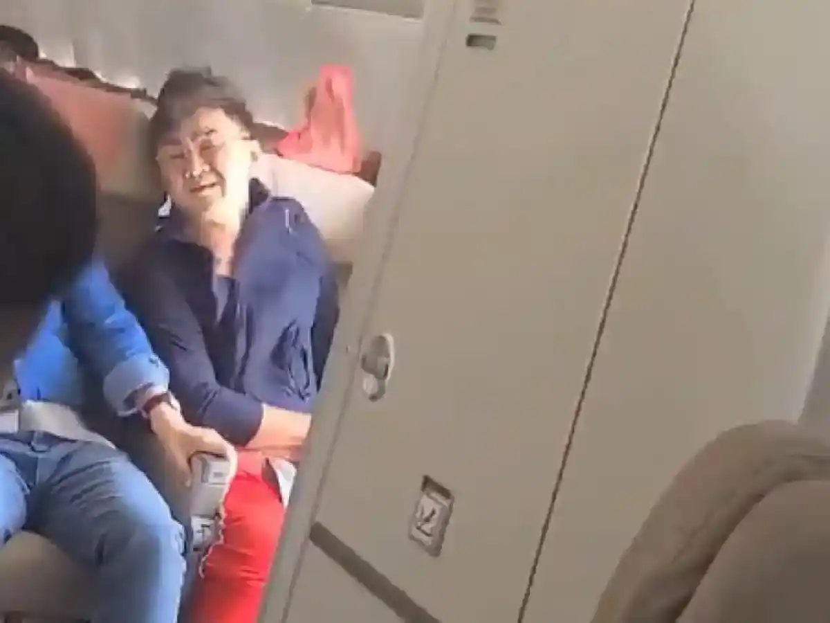 El hombre que abrió la puerta de un avión en pleno vuelo dijo que se sentía "sofocado" 