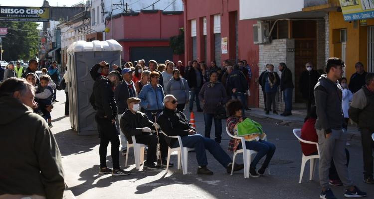 Reabrieron los bancos y reorganizaron la actividad tras el caos de la primera jornada