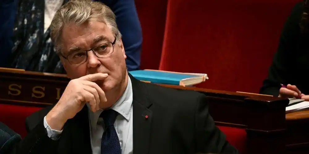 Presentó su renuncia el responsable de la polémica reforma previsional francesa