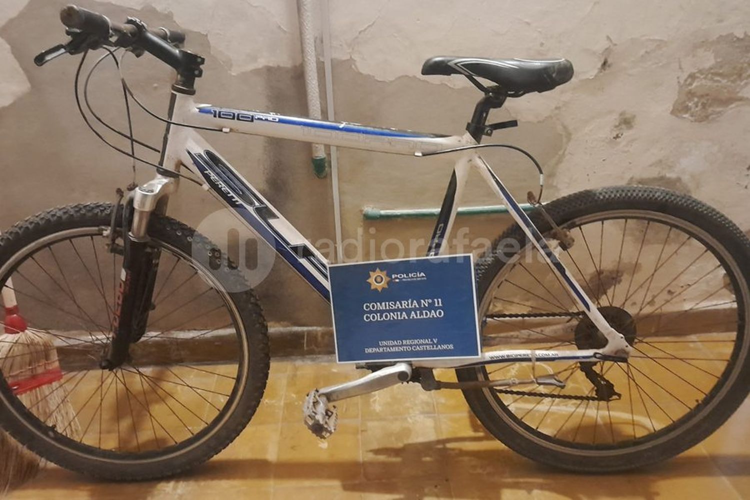 Hallaron una bicicleta tirada en un zanjón en un camino rural