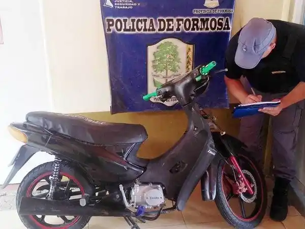 La Policía secuestró dos motos, retuvo 
a un adolescente y detuvo a una mujer