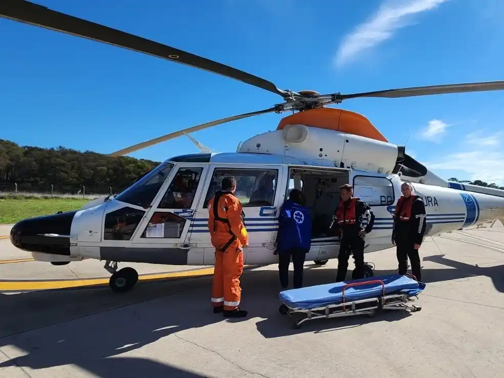El hombre, de 55 años, fue derivado a un centro hospitalario ni bien llegó a tierra.