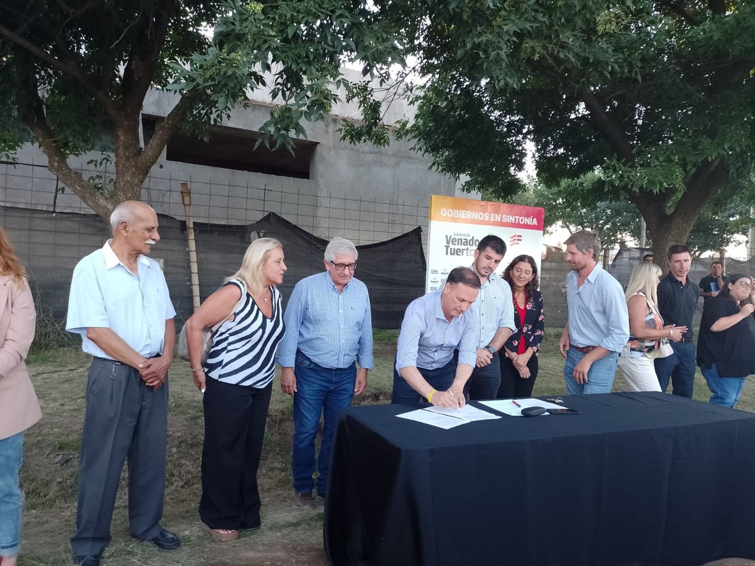 El ministro Lisandro Enrico durante la firma del acta. Foto: Sur24.