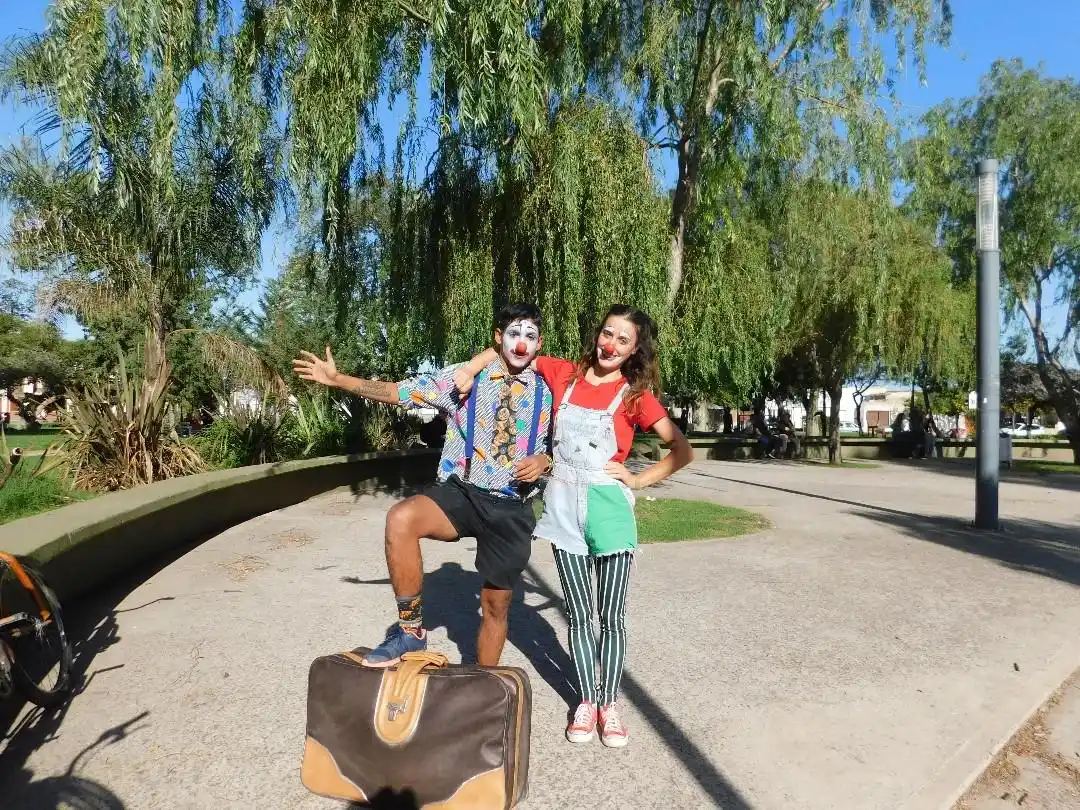 Sol y Franc nos invitan a su función "Los Arlequines de Vereda y Lona", antes de emprender su viaje por América.