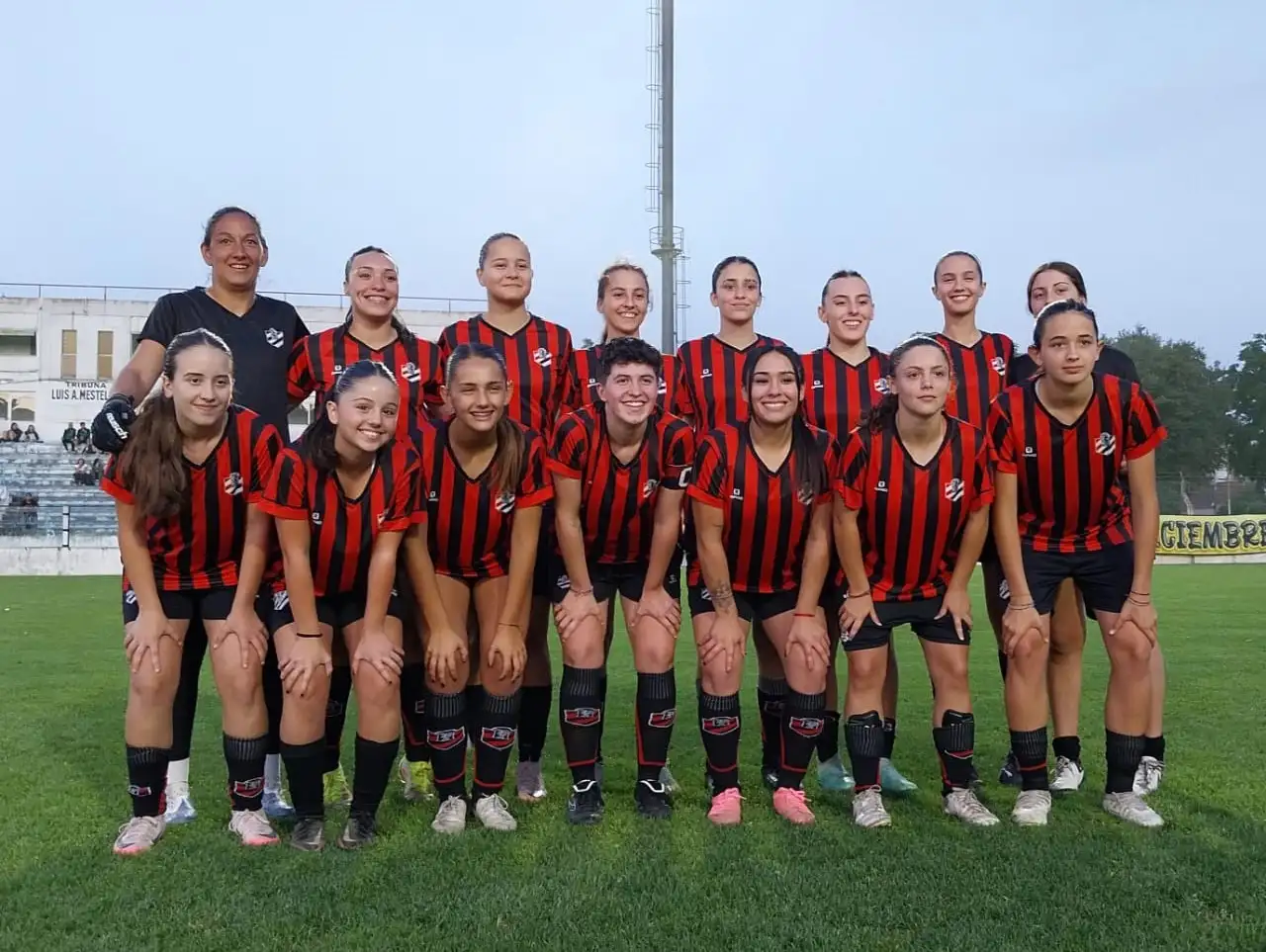 FOTO LALY BERTUZZI La formación de Independiente, antes del último partido del año.