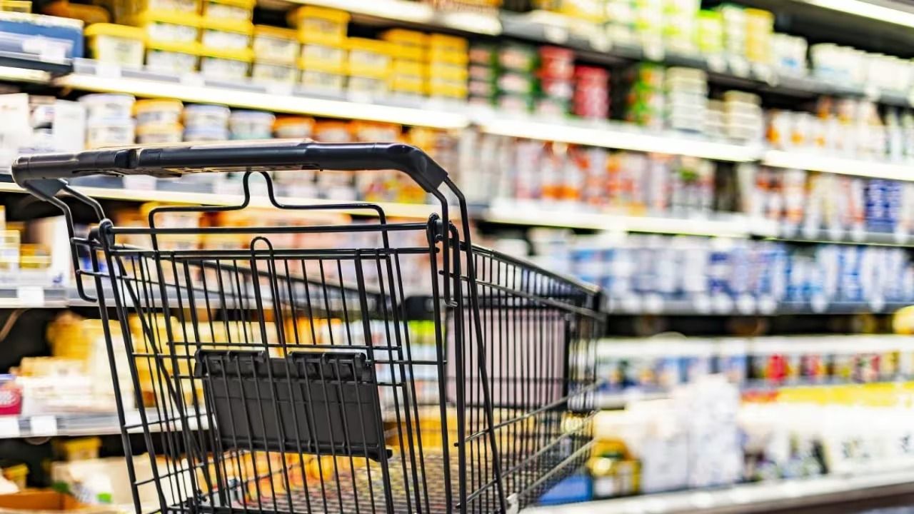 La víctima se olvidó la billetera en una de las heladeras del supermercado.