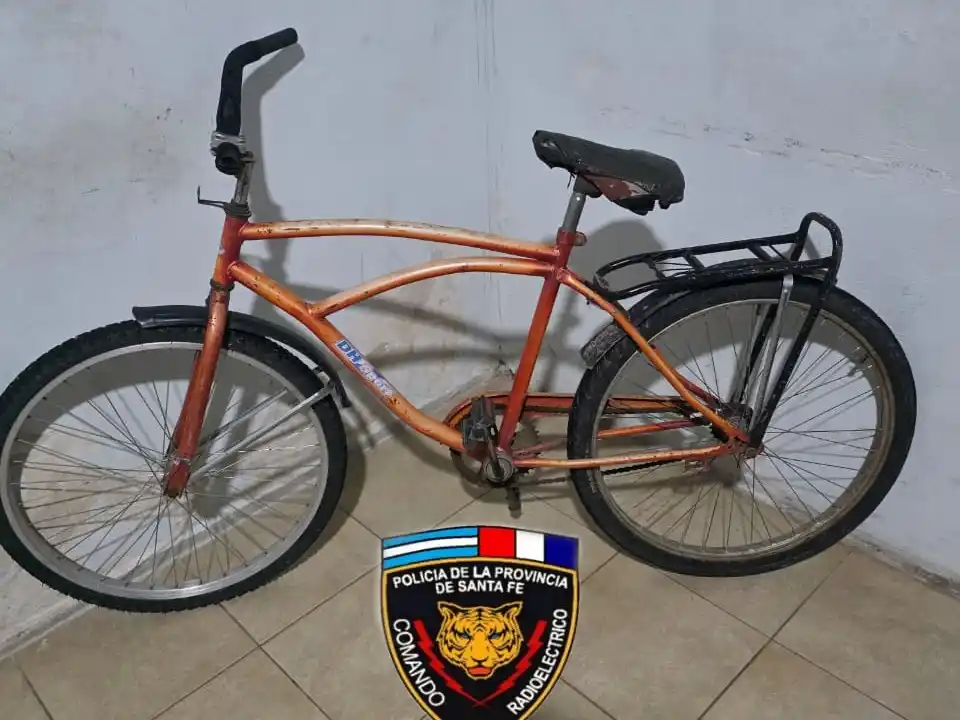 Desde las cámaras, vio a un desconocido abandonando una bicicleta frente a su negocio