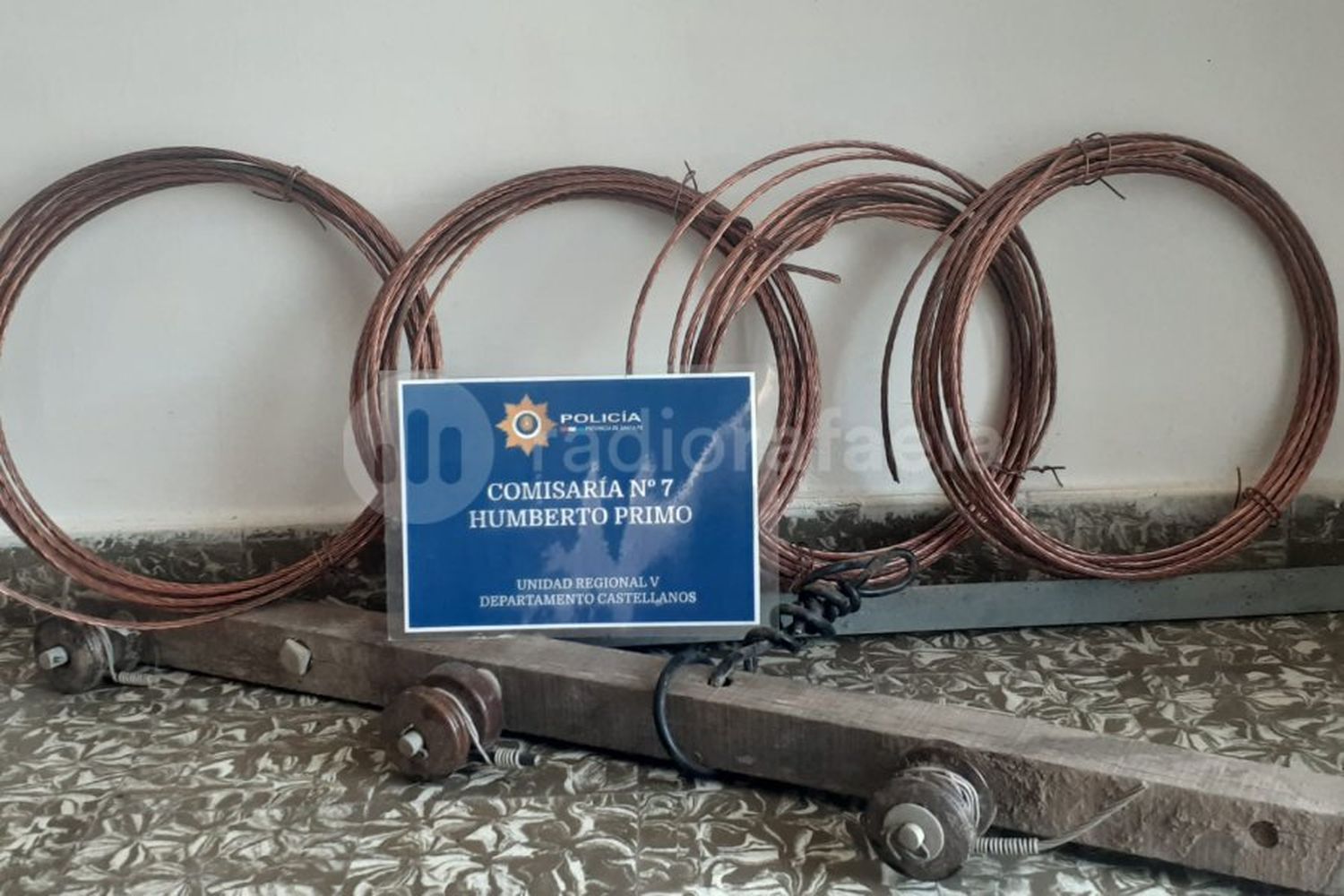 En una alcantarilla, encontraron rollos de cobre y una varilla de madera con aislantes de alta tensión