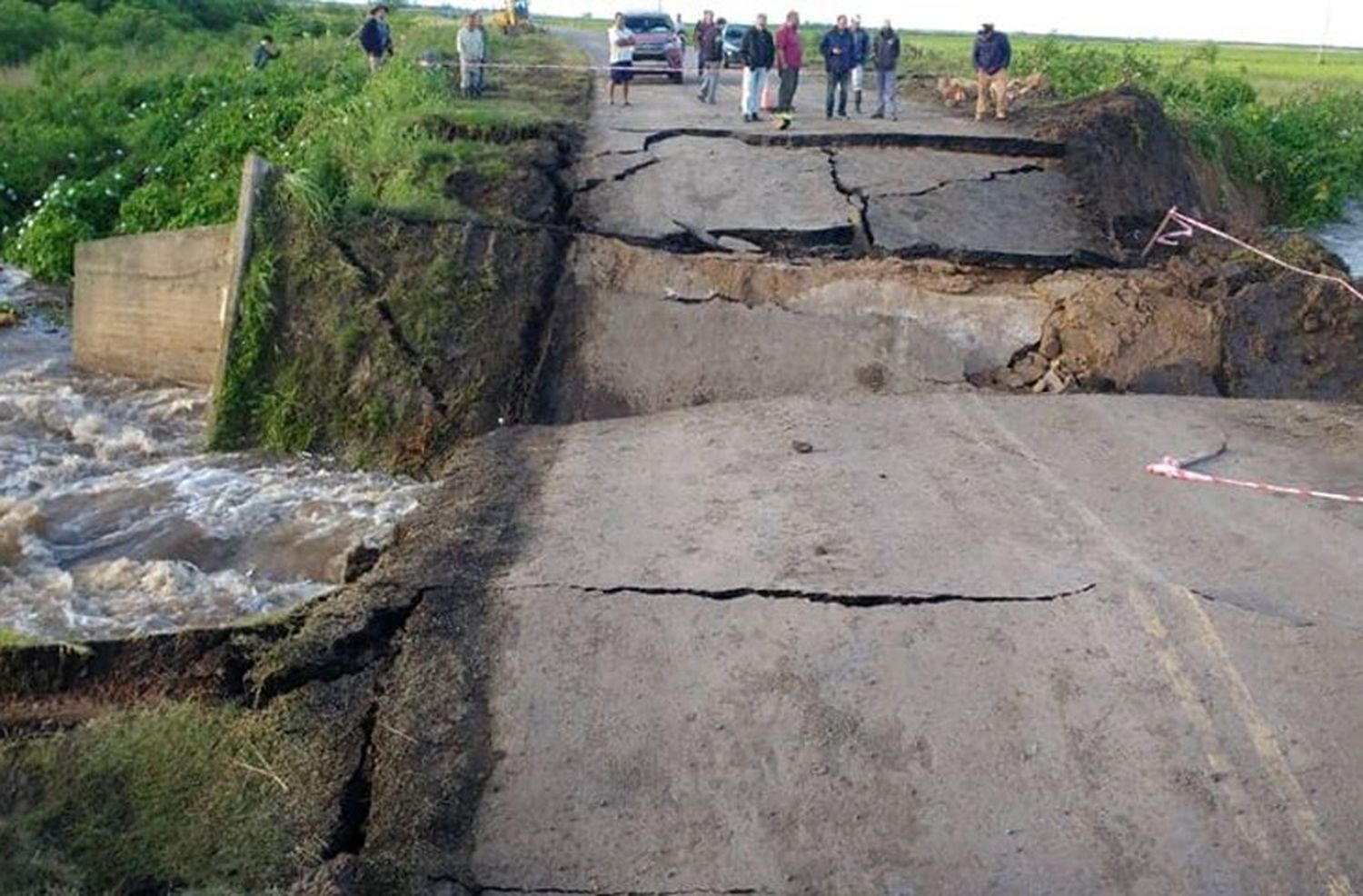 Se hundió un tramo de la ruta 1 en Santa Fe por la presión del agua