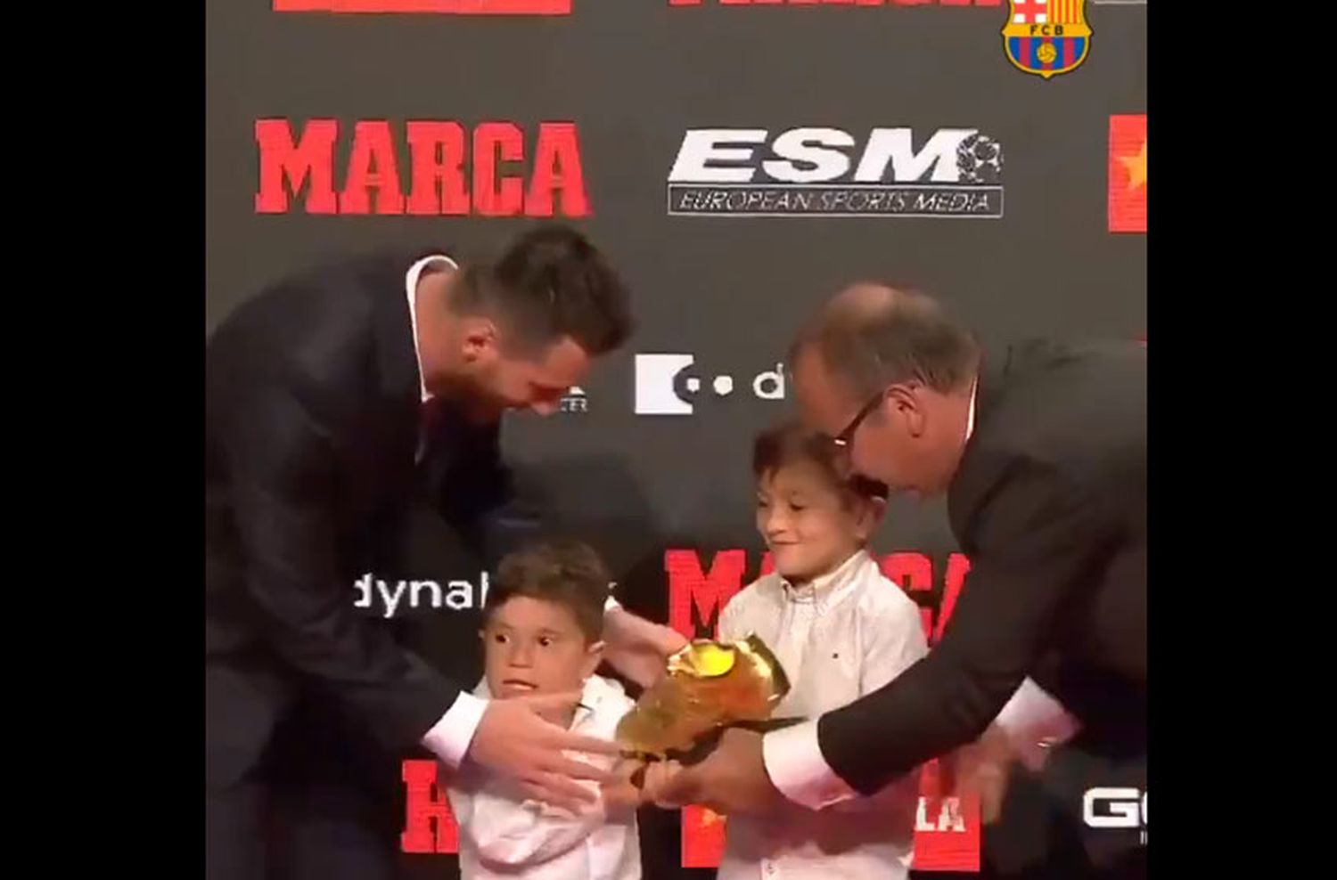 Un premio especial: Thiago y Mateo Messi le entregaron la Bota de Oro a Lionel