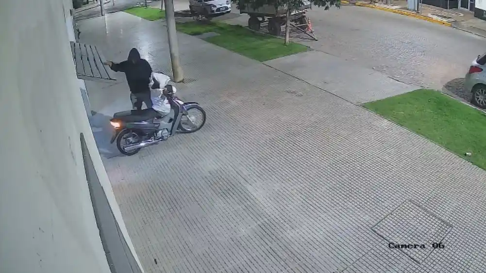 VIDEO | Un individuo ingresó a la cochera de un complejo de departamentos en la madrugada y se robó una moto