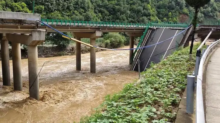 Un puente se derrumbó en China por el temporal y dejó un saldo de al menos 11 muertos y 30 desaparecidos.