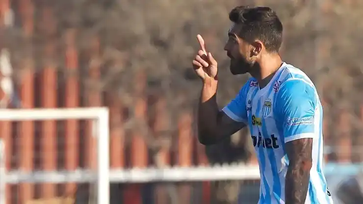 Joaquín Larrivey le responde a Pavez por recordar que "tiene 40 años, va a quedar muerto"