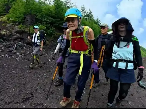 Kokichi Akuzawa: el japonés de 102 años que bate el récord de edad en subir al monte Fuji