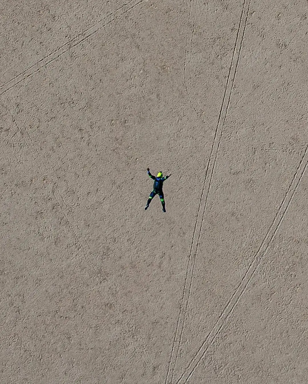 El salto imposible: la foto del paracaidista cruzando el sol que dio la vuelta al mundo - 1