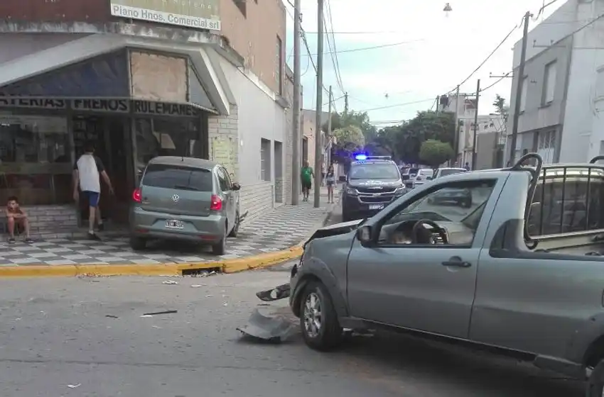 Chocó a cuatro autos y terminó colisionando con un local de la esquina
