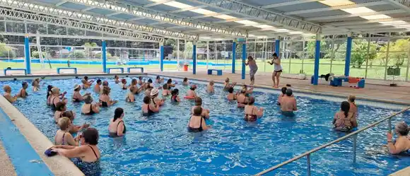 Adultos mayores disfrutaron de una clase de gimnasia acuática en las terma