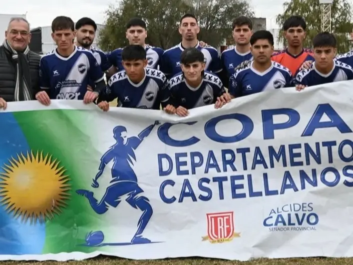 El senador Alcides Clavo junto al plantel del la BH, campeón de la Copa Depto. Castellanos " 2026. IG: Alcides Calvo