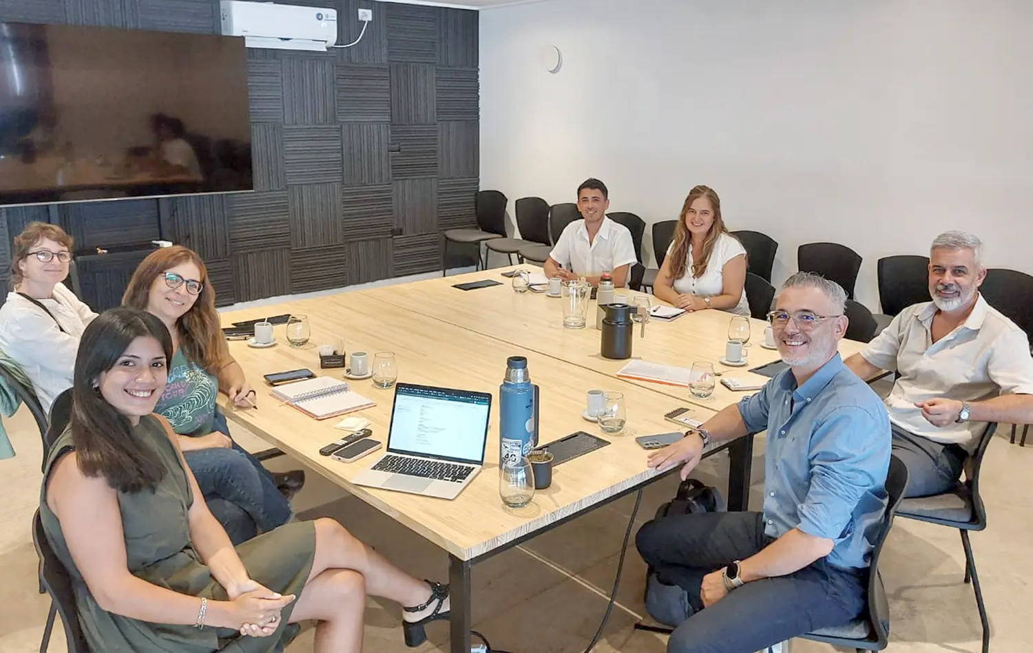 Encuentro. De funcionarios con representantes del cluster