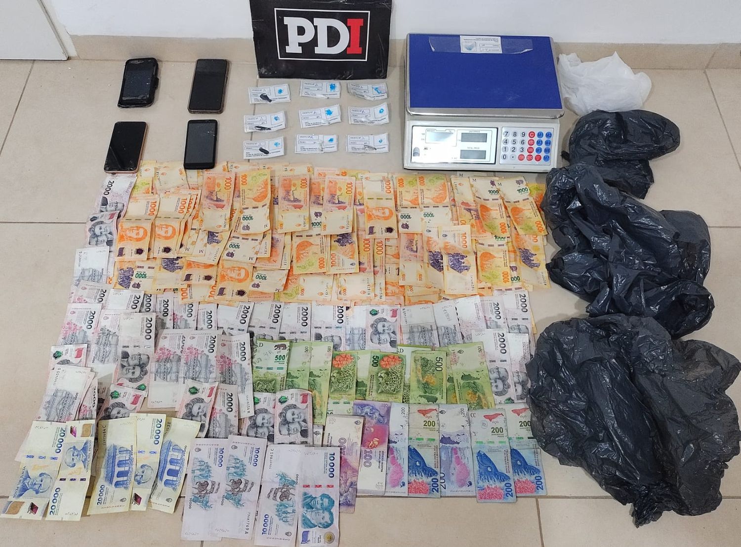 Detuvieron a una mujer de San Justo por venta de drogas: secuestraron cocaína, dinero y celulares