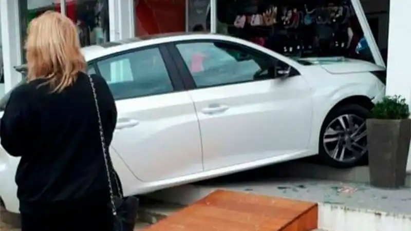 Quiso poner marcha atrás, le erró al cambio y terminó incrustada contra un local