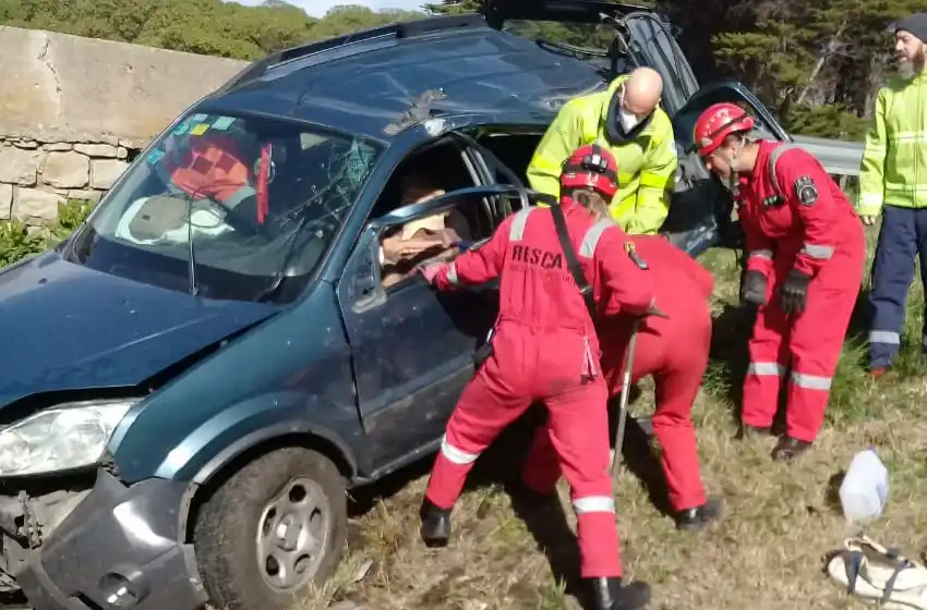 Brutal vuelco en el barrio Los Acantilados