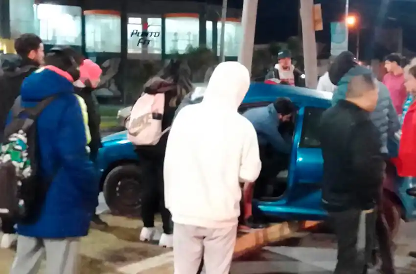 Espectacular choque contra una columna en Constitución y la Costa