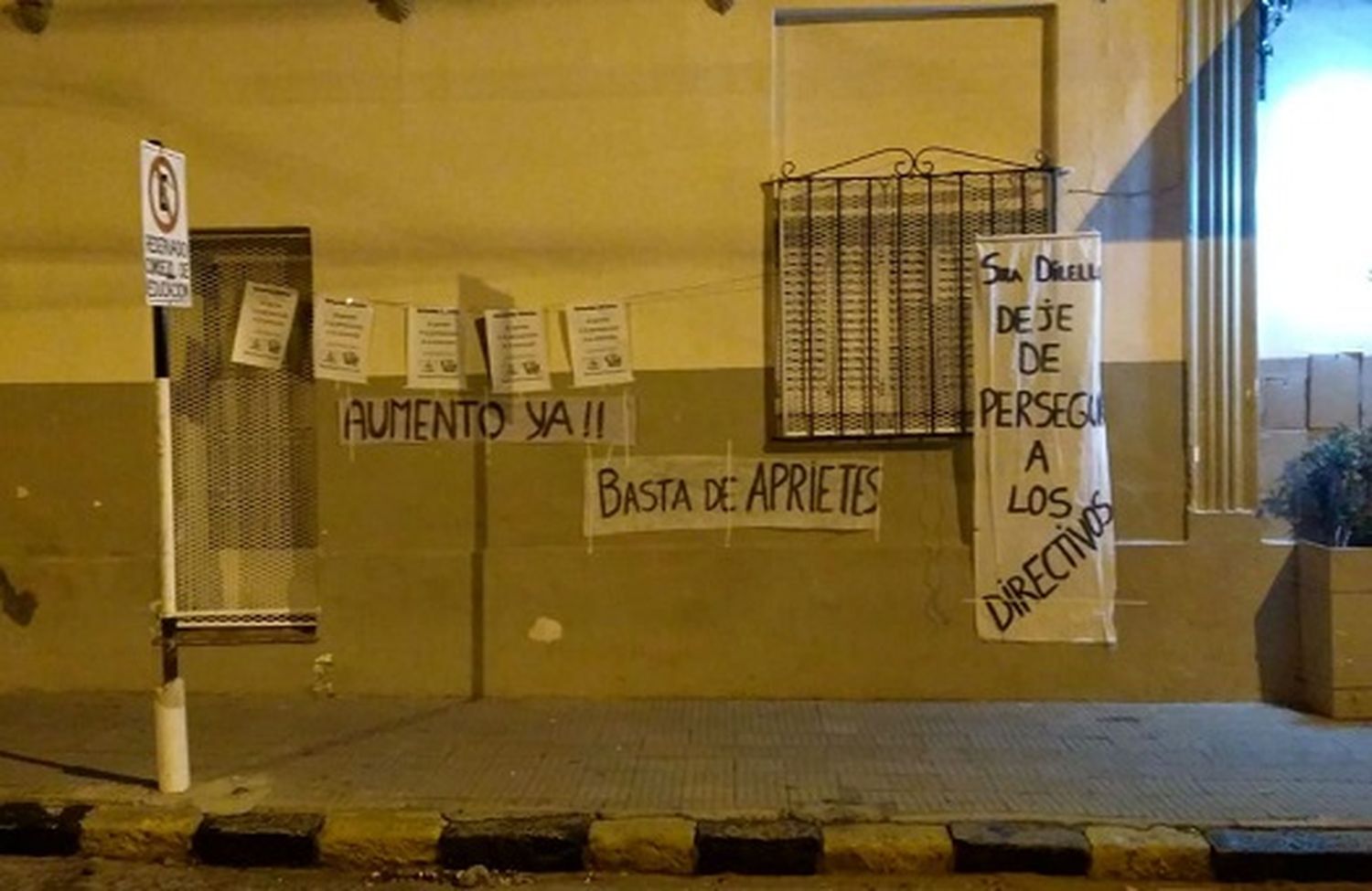 “Basta de aprietes”, le dicen en escrache a funcionaria de Educación