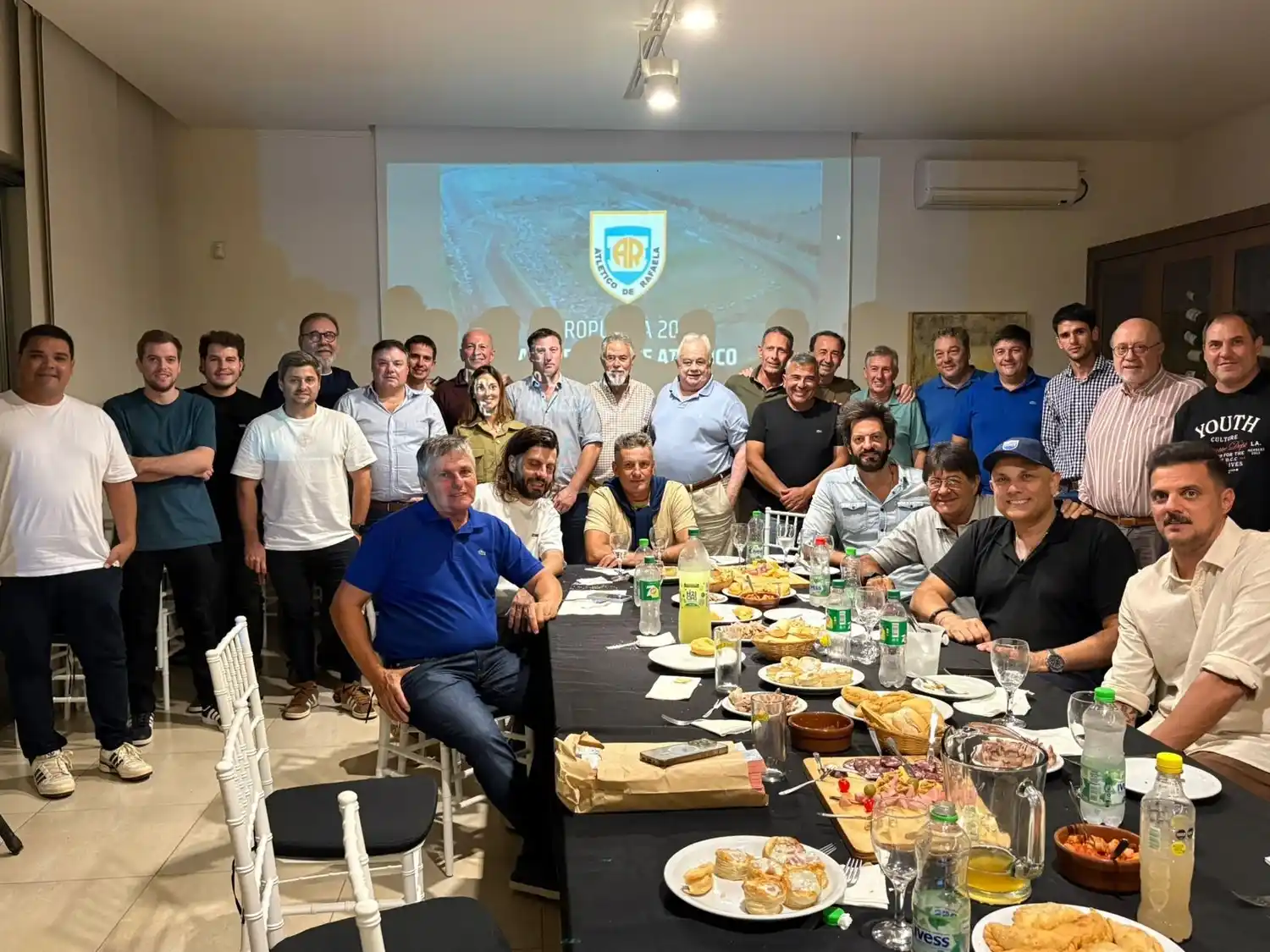 Dirigentes de la CRema reunidos con empresarios para analizar el avance de las obras para la vuelta del TC. Foto: AR