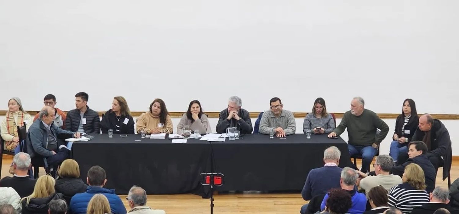 Gustavo Cusinato preside el Congreso de la UCR entrerriana en medio de un fuerte debate por las alianzas políticas