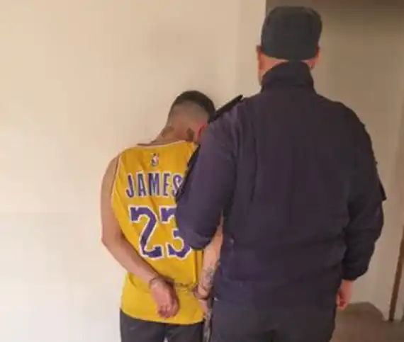 Lo aprehendieron por sustraer un par de zapatillas de un domicilio