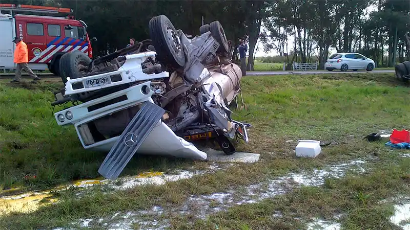 Camionero giró en "U" y desencadenó un accidente múltiple