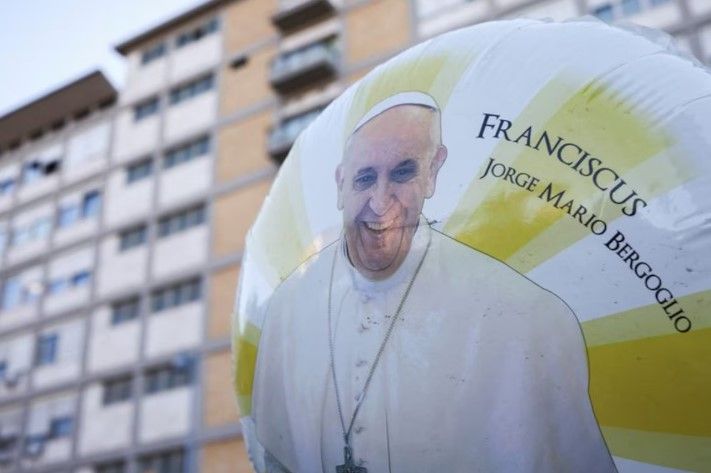Un globo con una imagen del papa Francisco flota frente al hospital Gemelli, mientras es ingresado para recibir tratamiento, en Roma, Italia, el 3 de marzo de 2025.