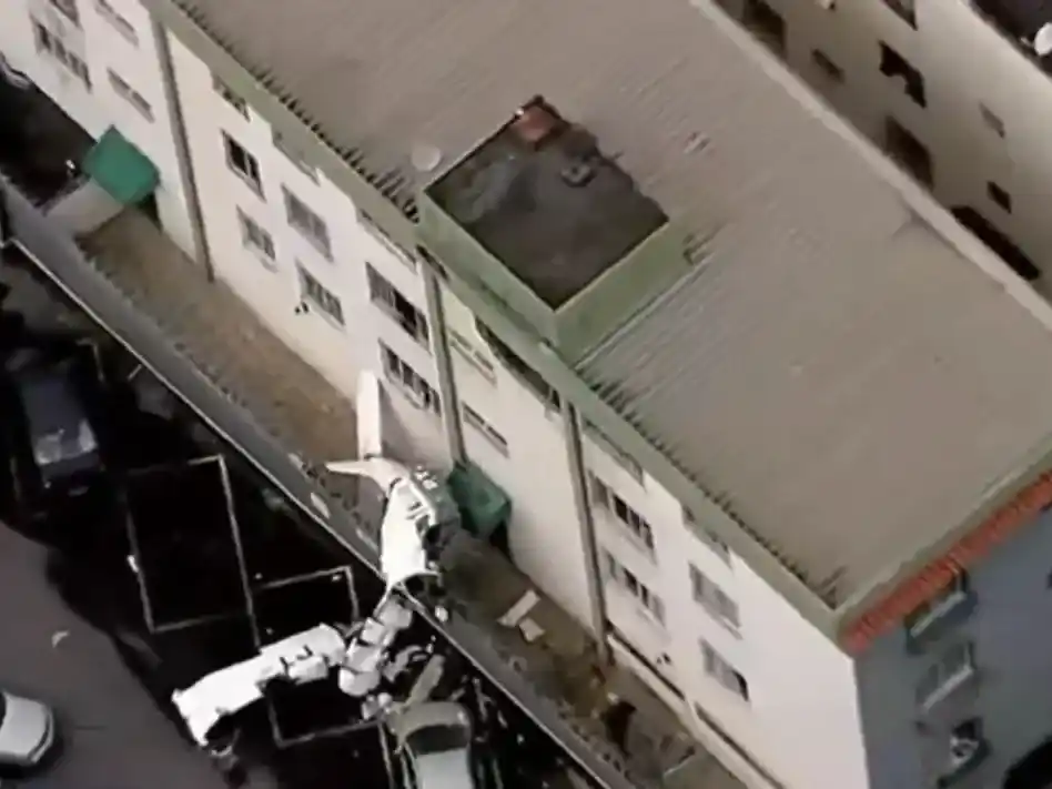 La avioneta de pequeño porte se estrelló contra un edificio residencial.
